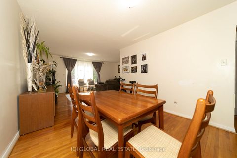 Photo 13 at 31 REGATTA CRES Crescent E, Newtonbrook West, Toronto Photo 13 at 31 REGATTA CRES Crescent E, Newtonbrook West, Toronto