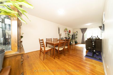 Photo 14 at 31 REGATTA CRES Crescent E, Newtonbrook West, Toronto