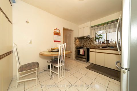 Photo 15 at 31 REGATTA CRES Crescent E, Newtonbrook West, Toronto