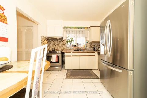 Photo 16 at 31 REGATTA CRES Crescent E, Newtonbrook West, Toronto