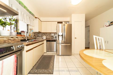 Photo 17 at 31 REGATTA CRES Crescent E, Newtonbrook West, Toronto Photo 17 at 31 REGATTA CRES Crescent E, Newtonbrook West, Toronto