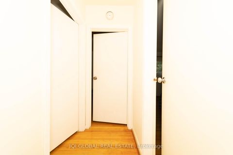 Photo 18 at 31 REGATTA CRES Crescent E, Newtonbrook West, Toronto