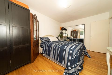 Photo 19 at 31 REGATTA CRES Crescent E, Newtonbrook West, Toronto