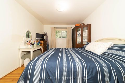 Photo 20 at 31 REGATTA CRES Crescent E, Newtonbrook West, Toronto