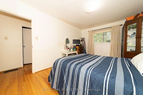 Photo 21 at 31 REGATTA CRES Crescent E, Newtonbrook West, Toronto