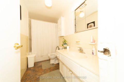 Photo 23 at 31 REGATTA CRES Crescent E, Newtonbrook West, Toronto