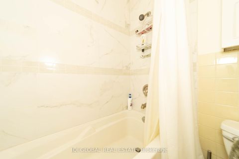 Photo 24 at 31 REGATTA CRES Crescent E, Newtonbrook West, Toronto