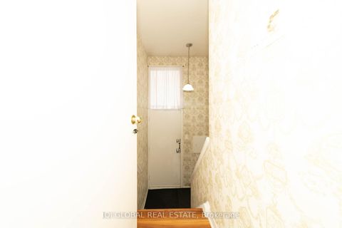 Photo 25 at 31 REGATTA CRES Crescent E, Newtonbrook West, Toronto