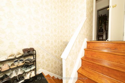 Photo 26 at 31 REGATTA CRES Crescent E, Newtonbrook West, Toronto