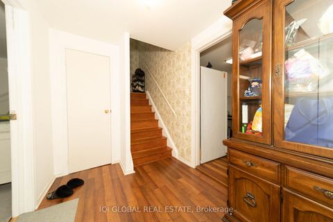 Photo 27 at 31 REGATTA CRES Crescent E, Newtonbrook West, Toronto