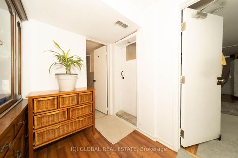 Photo 28 at 31 REGATTA CRES Crescent E, Newtonbrook West, Toronto