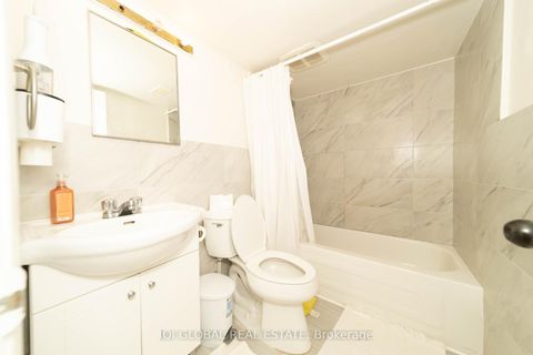 Photo 29 at 31 REGATTA CRES Crescent E, Newtonbrook West, Toronto