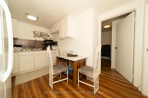 Photo 30 at 31 REGATTA CRES Crescent E, Newtonbrook West, Toronto