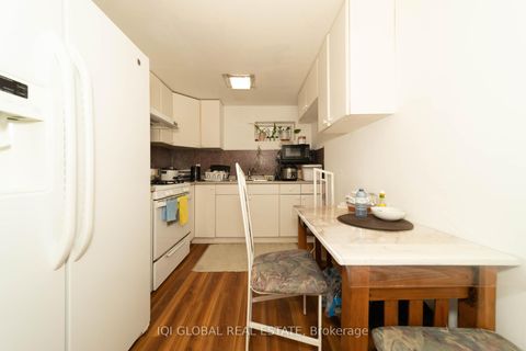 Photo 31 at 31 REGATTA CRES Crescent E, Newtonbrook West, Toronto