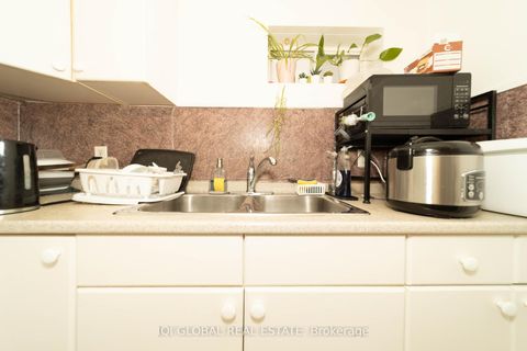 Photo 33 at 31 REGATTA CRES Crescent E, Newtonbrook West, Toronto