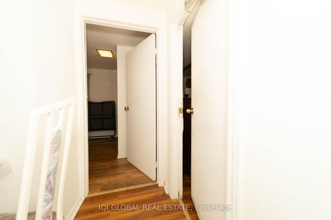 Photo 34 at 31 REGATTA CRES Crescent E, Newtonbrook West, Toronto