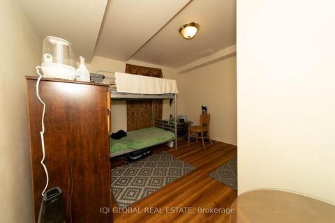 Photo 36 at 31 REGATTA CRES Crescent E, Newtonbrook West, Toronto