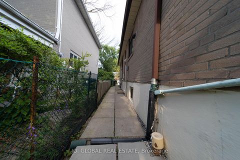 Photo 37 at 31 REGATTA CRES Crescent E, Newtonbrook West, Toronto