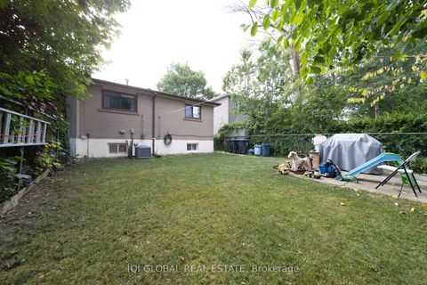Photo 38 at 31 REGATTA CRES Crescent E, Newtonbrook West, Toronto