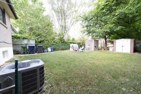 Photo 39 at 31 REGATTA CRES Crescent E, Newtonbrook West, Toronto
