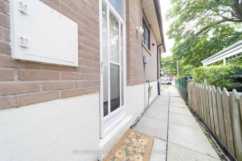 Photo 41 at 31 REGATTA CRES Crescent E, Newtonbrook West, Toronto