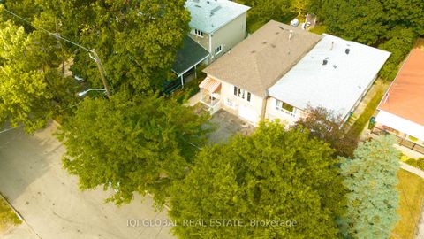 Photo 42 at 31 REGATTA CRES Crescent E, Newtonbrook West, Toronto