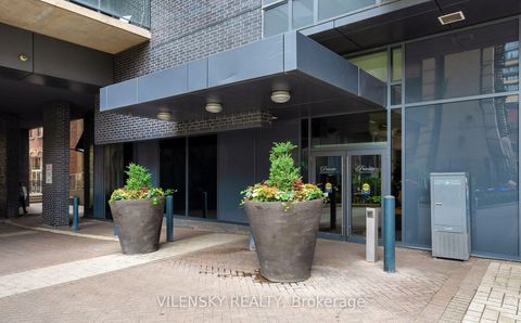 Photo 10 at 909 - 478 King Street W, Waterfront Communities C1, Toronto