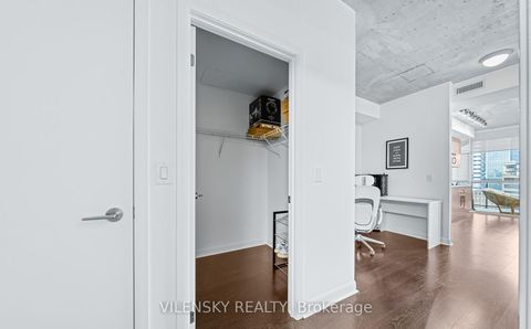 Photo 15 at 909 - 478 King Street W, Waterfront Communities C1, Toronto