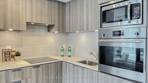 Photo 13 at 811 - 11 Wellesley Street W, Bay Street Corridor, Toronto Photo 13 at 811 - 11 Wellesley Street W, Bay Street Corridor, Toronto