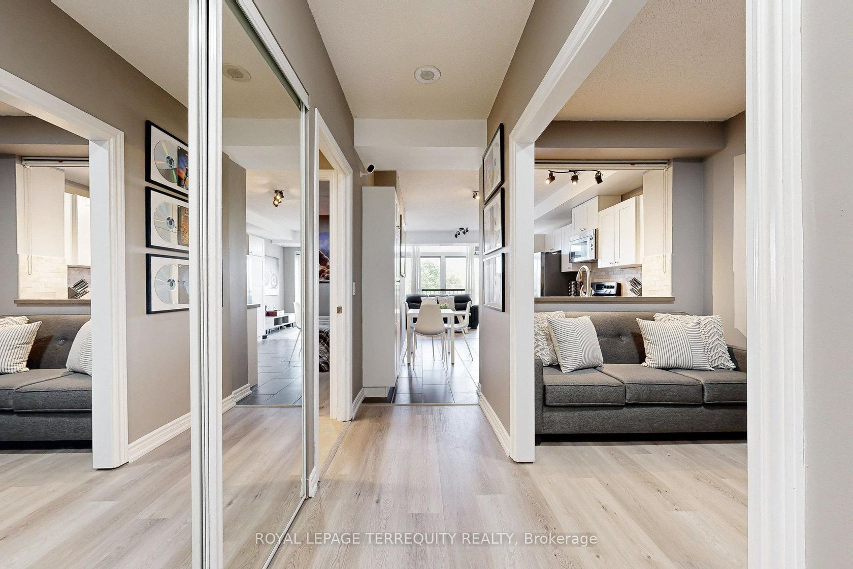 402 - 200 Burnhamthorpe Road E, Mississauga Valleys, Mississauga 