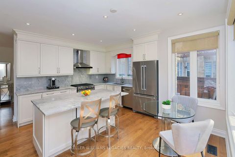 Photo 9 at 11 Grapevine Drive, Vellore Village, Vaughan
