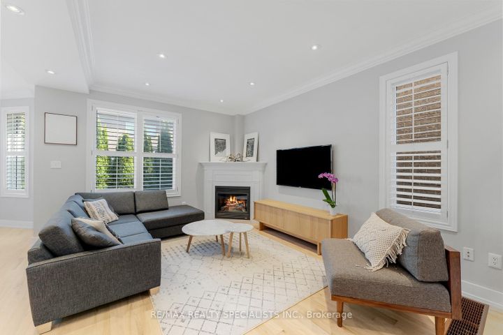 Photo 7 at 25 Grapevine Drive, Vellore Village, Vaughan
