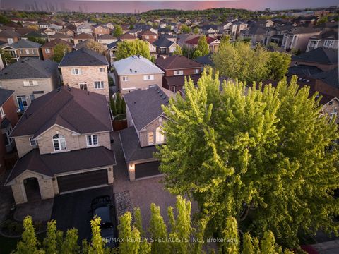 Photo 1 at 25 Grapevine Drive, Vellore Village, Vaughan