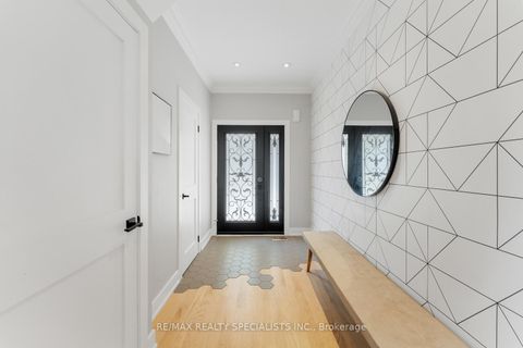 Photo 5 at 25 Grapevine Drive, Vellore Village, Vaughan