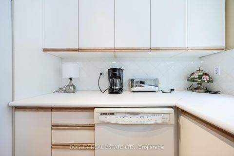 Photo 8 at 186 Milan Street, Moss Park, Toronto