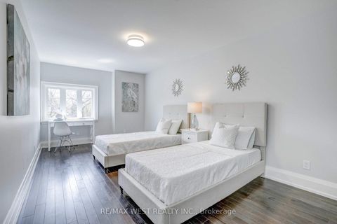 Photo 13 at 352B Lawrence Avenue W, Nortown, Toronto