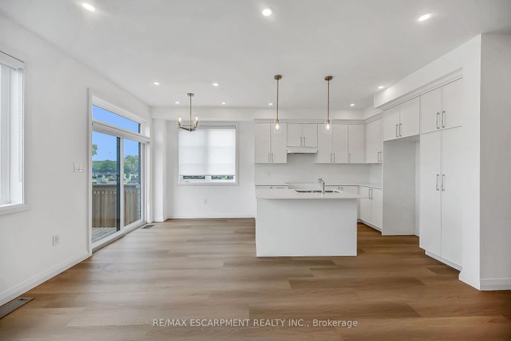Photo 12 at 385 LIMERIDGE Road E, Bruleville, Hamilton