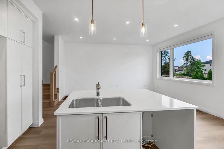 Photo 16 at 385 LIMERIDGE Road E, Bruleville, Hamilton