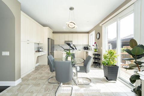 Photo 10 at 11 Zoran Lane, Patterson, Vaughan