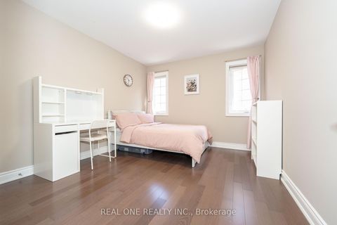 Photo 13 at 11 Zoran Lane, Patterson, Vaughan
