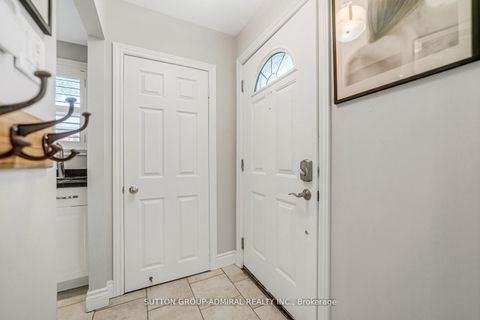 Photo 5 at 10 Kitimat Crescent, Aurora Heights, Aurora