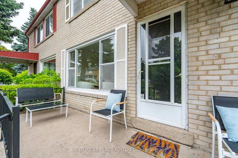 Photo 2 at 10 Chestnut Crescent, Birchmount, Toronto