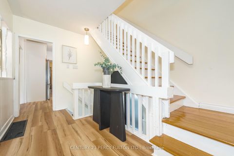 Photo 4 at 10 Chestnut Crescent, Birchmount, Toronto