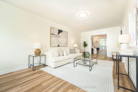 Photo 5 at 10 Chestnut Crescent, Birchmount, Toronto