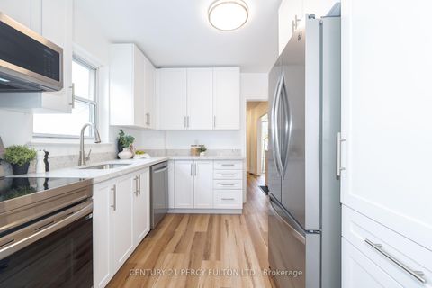 Photo 7 at 10 Chestnut Crescent, Birchmount, Toronto