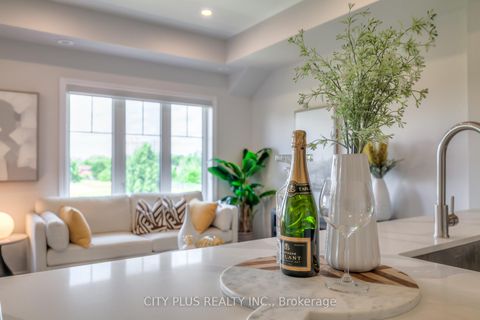 Photo 11 at 16 - 13 Eaton Park Lane, L'Amoreaux, Toronto