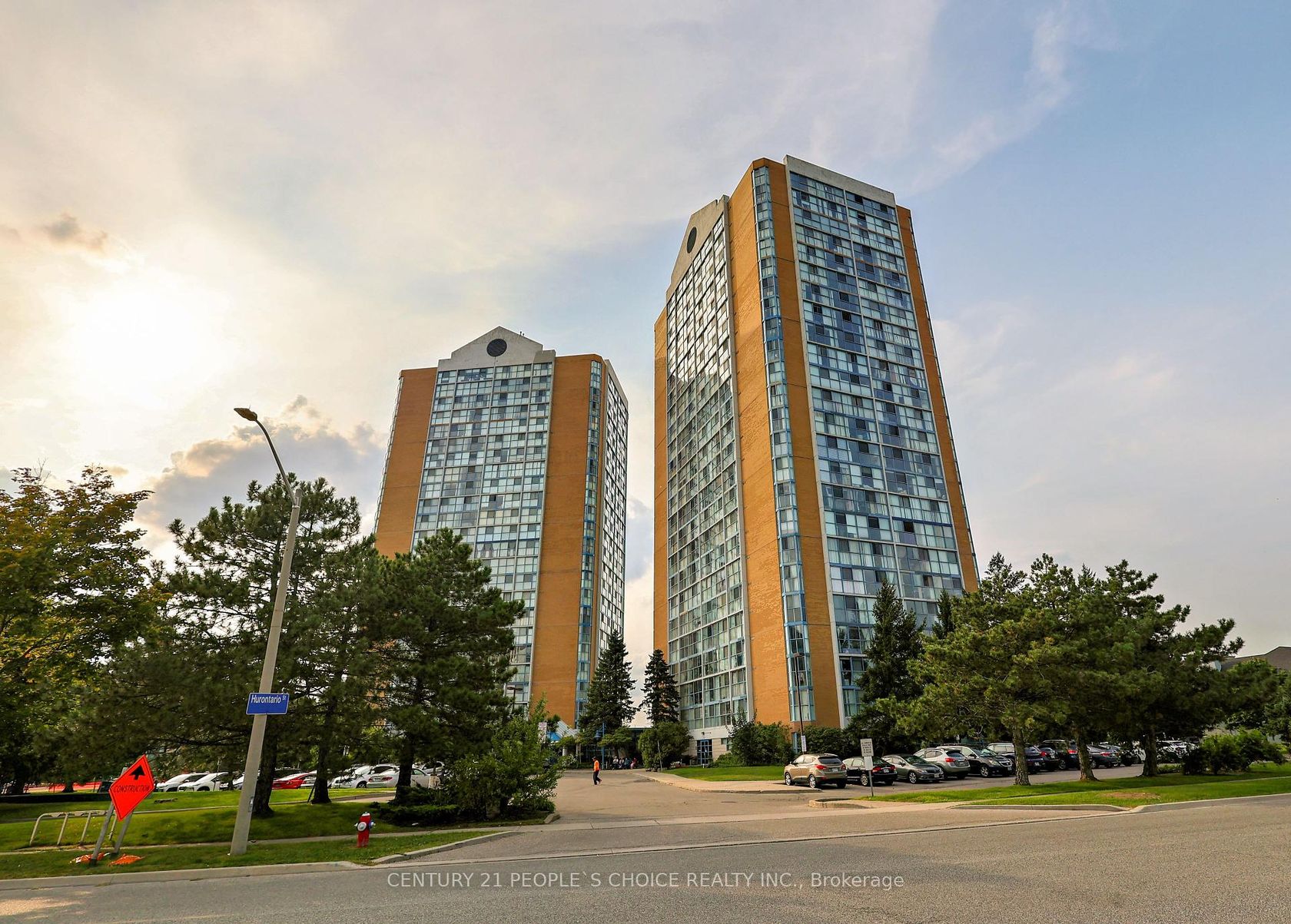 411 - 35 Trailwood Drive, Hurontario, Mississauga 
