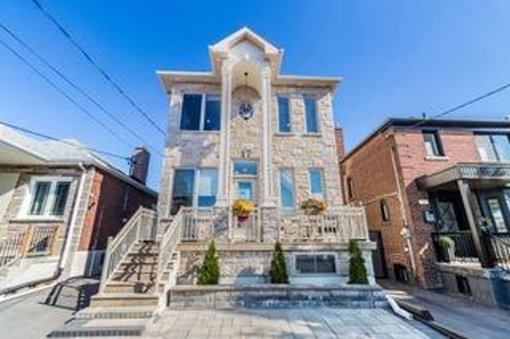 17 Montcalm Avenue, Belgravia, Toronto 