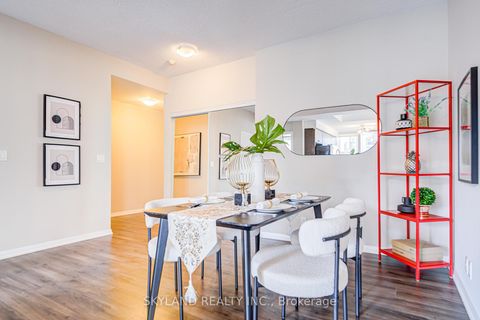 Photo 4 at 805 - 832 Bay Street, Bay Street Corridor, Toronto