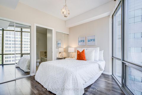 Photo 12 at 805 - 832 Bay Street, Bay Street Corridor, Toronto
